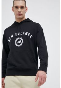 New Balance bluza męska kolor czarny z kapturem z nadrukiem. Typ kołnierza: kaptur. Kolor: czarny. Materiał: bawełna, dzianina. Długość rękawa: raglanowy rękaw. Wzór: nadruk #6