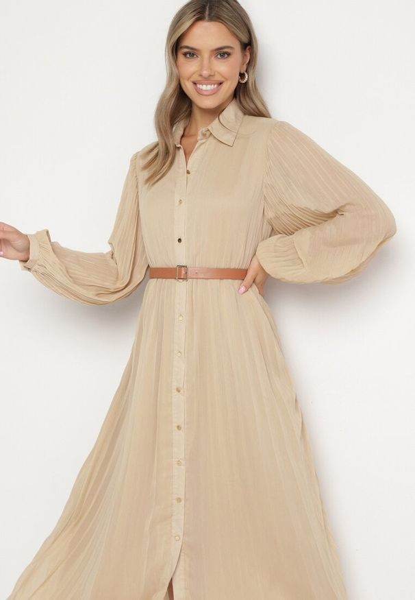 Born2be - Beżowa Plisowana Sukienka o Koszulowym Kroju z Dodatkowym Paskiem Mialessa. Okazja: na co dzień. Kolor: beżowy. Materiał: materiał. Typ sukienki: koszulowe. Styl: elegancki, casual, klasyczny