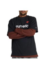 Koszulka męska New Balance MT53704BK - czarna. Kolor: czarny. Materiał: bawełna. Długość rękawa: krótki rękaw. Długość: krótkie. Wzór: napisy, aplikacja #1