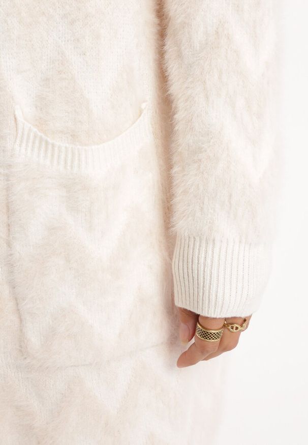 Born2be - Jasnobeżowy Niezapinany Kardigan Przed Kolano w Paski Chevron Afesura. Kolor: beżowy. Materiał: dzianina. Długość rękawa: długi rękaw. Długość: długie. Wzór: paski