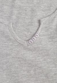 Born2be - Jasnoszary T-shirt Thonilacia. Kolor: szary. Materiał: bawełna, dzianina. Długość rękawa: krótki rękaw. Długość: krótkie. Wzór: aplikacja #6
