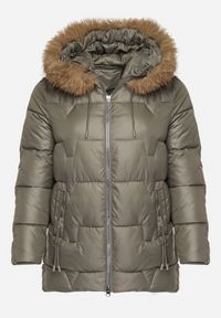 Born2be - Zielona Kurtka z Pikowanymi Przeszyciami i Kapturem z Futrem Azinga. Okazja: na spacer. Typ kołnierza: golf. Kolekcja: plus size. Kolor: zielony. Materiał: futro. Styl: elegancki #3