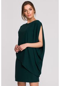 Sukienki.shop - Elegancka sukienka mini z asymetryczną falbaną drapowana zielona. Okazja: na ślub cywilny, na komunię, na wesele, na imprezę. Kolor: zielony. Typ sukienki: asymetryczne. Styl: elegancki. Długość: mini