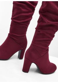 bonprix - Kozaki z marszczoną cholewką. Kolor: czerwony. Materiał: skóra, welur. Szerokość cholewki: normalna. Obcas: na obcasie. Wysokość obcasa: średni #2