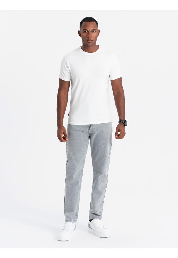 Ombre Clothing - Męska koszulka SLIM FIT z okrągłym dekoltem i logotypem – biała V1 - Rozmiar: XXL. Okazja: na co dzień. Kolor: biały. Materiał: elastan, jersey, bawełna, dzianina. Wzór: nadruk. Styl: casual