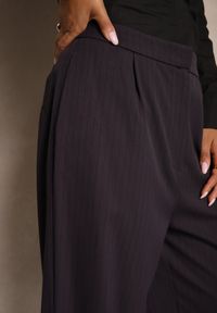 Renee - Fioletowe Garniturowe Spodnie o Szerokich Nogawkach Lekko Prążkowane High Waist Belbanne. Okazja: na spotkanie biznesowe. Stan: podwyższony. Kolor: fioletowy. Materiał: prążkowany. Styl: wizytowy, biznesowy, elegancki #3