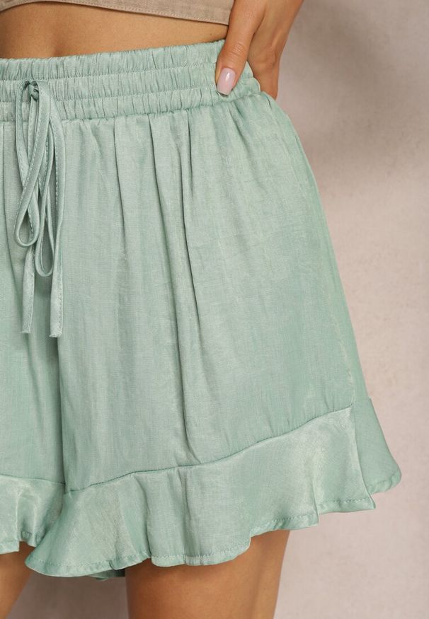 Renee - Zielone Szorty High Waist o Luźnym Kroju z Gumką w Pasie i Falbanką Kinnea. Okazja: na co dzień. Stan: podwyższony. Kolor: zielony. Sezon: lato. Styl: elegancki, casual