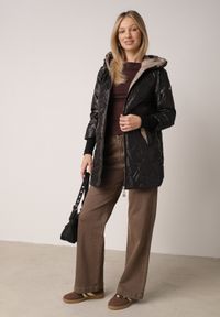 Born2be - Czarna Pikowana Kurtka Przejściowa z Kapturem i Bocznymi Suwakami Mado. Okazja: na co dzień. Typ kołnierza: kaptur. Kolor: czarny. Materiał: poliester, jeans. Styl: casual, klasyczny #5