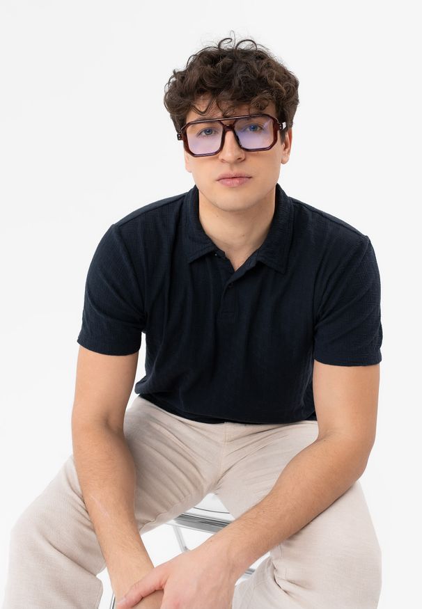 Volcano - Koszulka polo ze strukturą O-LARIX. Okazja: na co dzień. Typ kołnierza: polo. Kolor: niebieski. Materiał: dzianina, bawełna, jeans, materiał. Długość rękawa: krótki rękaw. Długość: krótkie. Styl: casual, elegancki, klasyczny, wizytowy