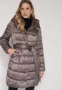 Born2be - Szara Długa Kurtka Ozdobiona Pikowaniem z Nieodpinanym Kapturem i Paskiem Lidaveia. Okazja: na co dzień. Kolor: szary. Materiał: jeans. Długość: długie. Wzór: aplikacja. Styl: klasyczny, casual, elegancki #1