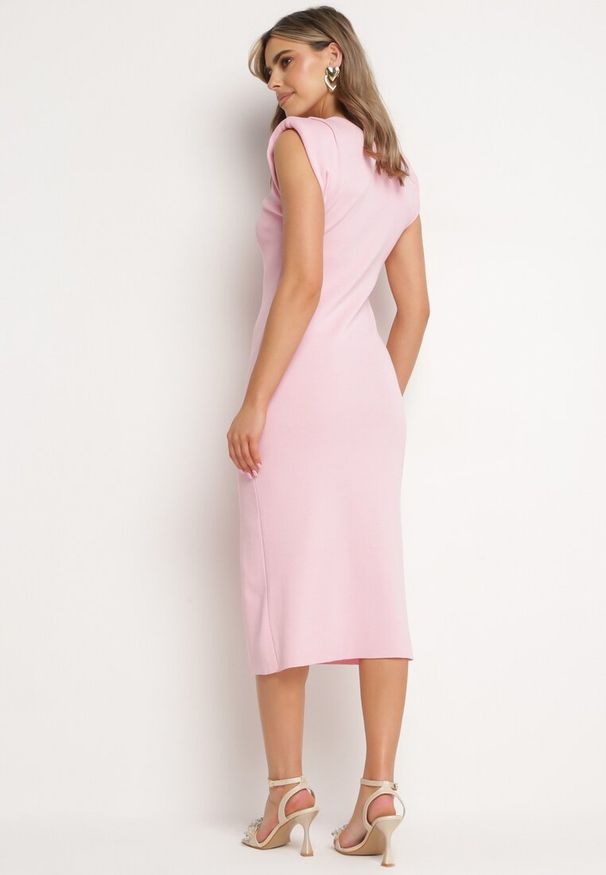 Born2be - Różowa Sukienka Bodycon z Prążkowanej Dzianiny z Rozcięciem Roleria. Okazja: na co dzień. Kolor: różowy. Materiał: dzianina, prążkowany. Długość rękawa: bez rękawów. Typ sukienki: bodycon. Styl: elegancki, casual