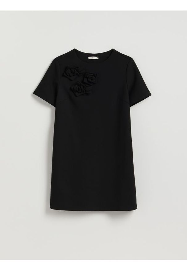 Reserved - Sukienka z kwiatową aplikacją - czarny. Kolor: czarny. Materiał: dzianina. Wzór: aplikacja, kwiaty. Typ sukienki: proste