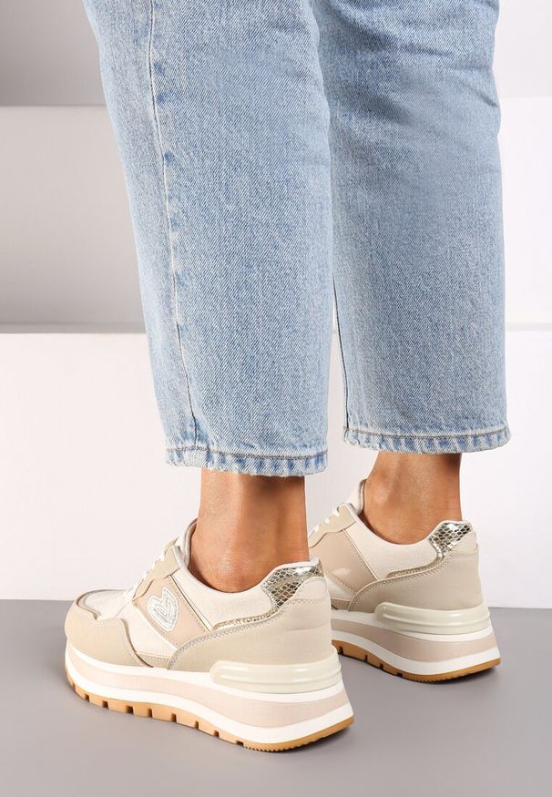 Born2be - Beżowe Sneakersy na Grubej Podeszwie Ozdobione Sercem i Metalicznymi Wstawkami Verioras. Okazja: na co dzień. Zapięcie: sznurówki. Kolor: beżowy. Materiał: jeans. Wzór: aplikacja
