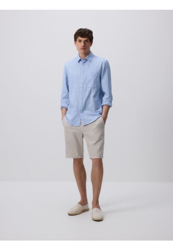 Reserved - Koszula regular z dodatkiem lnu - jasnoniebieski. Kolor: niebieski. Materiał: len