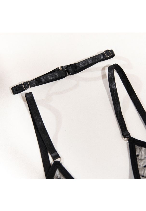 Intica - Komplet bielizny z delikatnych materiałów na romantyczne wieczory Carmelita. Kolor: czarny. Materiał: materiał