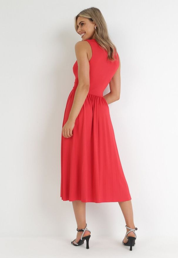Born2be - Czerwona Sukienka Midi Bez Rękawów z Plisowanym Dołem Dreana. Kolor: czerwony. Długość rękawa: bez rękawów. Styl: elegancki. Długość: midi