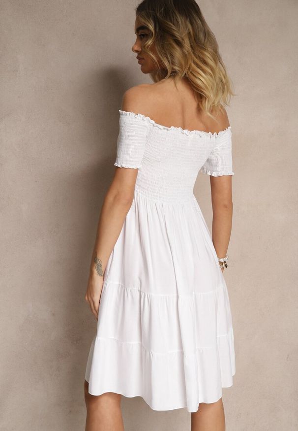 Renee - Biała Letnia Sukienka z Bawełny o Fasonie Hiszpanki z Rozkloszowanymi Falbanami Lorania. Okazja: na co dzień. Typ kołnierza: dekolt hiszpanka. Kolor: biały. Materiał: bawełna. Wzór: aplikacja. Sezon: lato. Styl: casual, elegancki