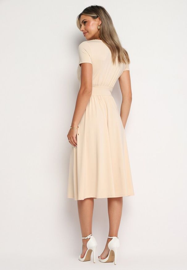 Born2be - Beżowa Taliowana Sukienka z Dekoltem na Zakładkę Quimadea. Okazja: na spotkanie biznesowe. Kolor: beżowy. Materiał: materiał. Wzór: aplikacja. Styl: elegancki, biznesowy