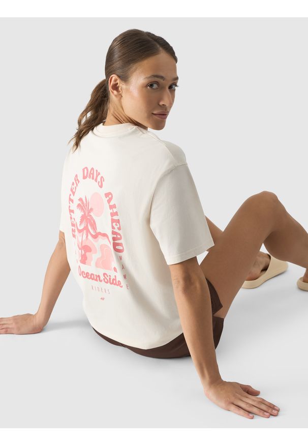 4f - T-shirt oversize z nadrukiem damski - kremowy. Okazja: na co dzień. Kolor: beżowy. Materiał: dzianina, jersey, bawełna. Wzór: nadruk. Styl: retro, casual, sportowy, klasyczny, vintage, wakacyjny