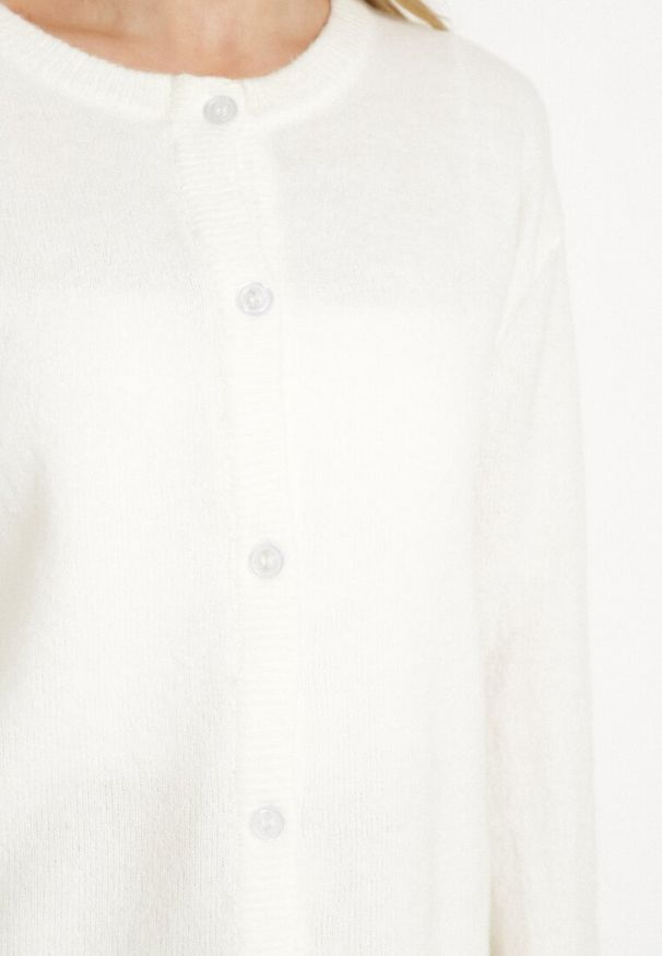 Born2be - Biały Kardigan o Klasycznym Kroju z Okrągłym Dekoltem Renfira. Okazja: na co dzień. Kolor: biały. Materiał: jeans. Długość rękawa: długi rękaw. Długość: długie. Wzór: aplikacja. Styl: klasyczny