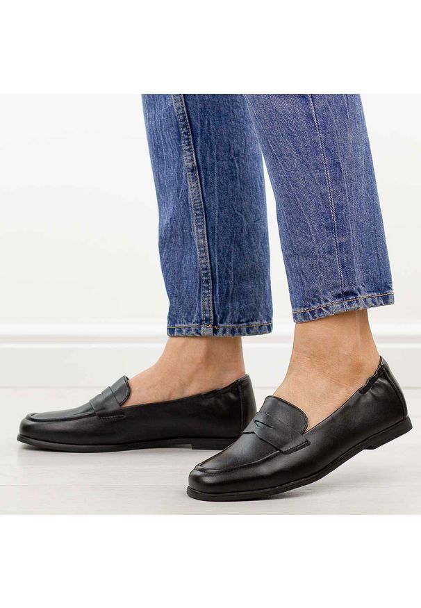 Czarne skórzane mokasyny damskie Vinceza 18121. Okazja: na co dzień. Nosek buta: okrągły. Kolor: czarny. Materiał: skóra. Szerokość cholewki: normalna. Sezon: wiosna, jesień. Styl: casual, elegancki, klasyczny