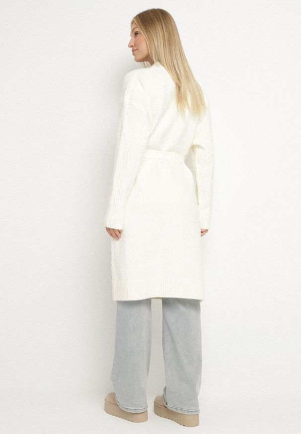 Born2be - Jasnobeżowy Niezapinany Kardigan z Wełną z Warkoczowym Splotem i Wiązanym Paskiem Darrive. Okazja: na co dzień, do pracy, na spotkanie biznesowe. Kolor: beżowy. Materiał: wełna. Długość rękawa: długi rękaw. Długość: długie. Wzór: ze splotem. Styl: casual, biznesowy, elegancki