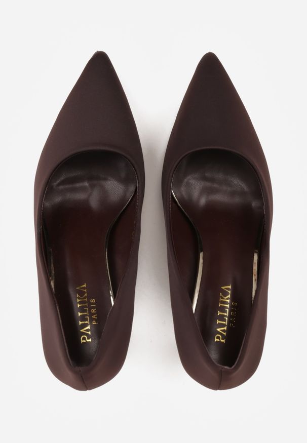 Renee - Ciemnobrązowe Gładkie Szpilki z Tkaniny w Klasycznym Stylu Jynienne. Okazja: na spotkanie biznesowe. Kolor: brązowy. Materiał: tkanina. Wzór: gładki. Obcas: na szpilce. Styl: klasyczny