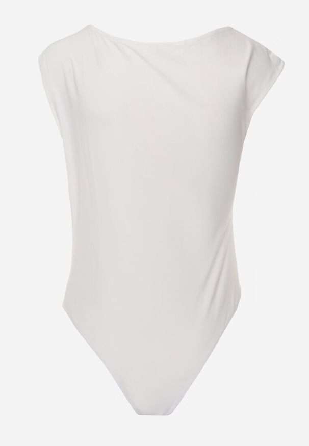 Renee - Białe Body o Asymetrycznym Kroju z Marszczeniem Asintlia. Okazja: na co dzień, do pracy. Kolor: biały. Styl: casual, elegancki