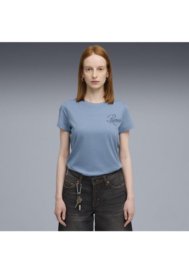 Puma - Damska koszulka ESS SCRIPT PUMA Cool Blue. Kolor: niebieski. Wzór: haft. Sport: fitness