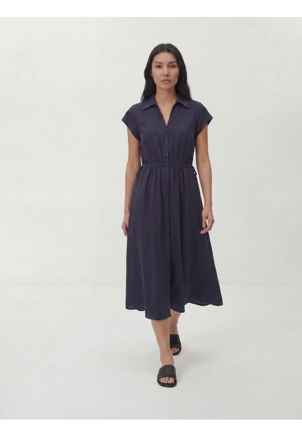 Reserved - Sukienka midi z wiązaniem - granatowy. Kolor: niebieski. Materiał: bawełna. Długość: midi