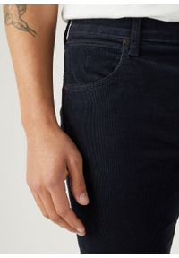 Wrangler - WRANGLER GREENSBORO MĘSKIE SPODNIE MATERIAŁOWE PARISIAN NIGHT W15QLM866. Materiał: materiał #5