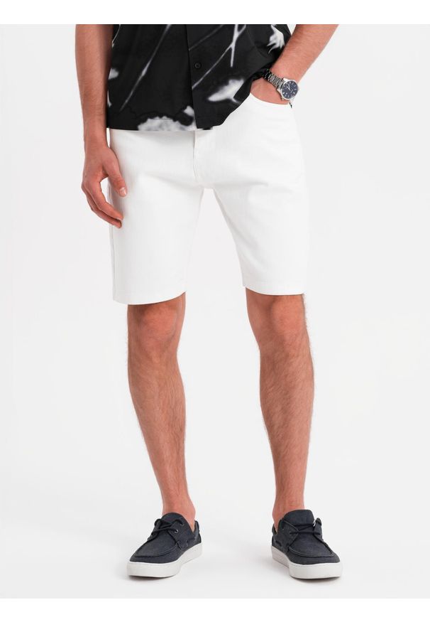 Ombre Clothing - Męskie denimowe szorty o klasycznym kroju – białe V1 OM-SRDS-0171 - XXL. Kolor: biały. Materiał: bawełna, jeans, skóra, elastan. Wzór: aplikacja. Sezon: lato. Styl: klasyczny