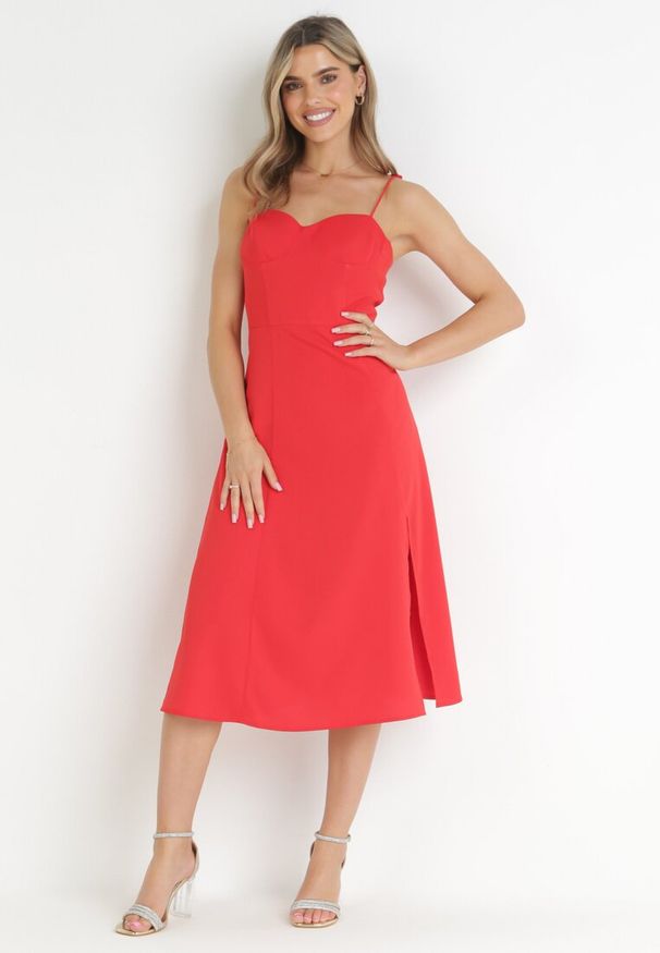 Born2be - Czerwona Rozkloszowana Sukienka na Ramiączkach z Rozcięciem Sveame. Kolor: czerwony. Długość rękawa: na ramiączkach. Wzór: aplikacja. Styl: klasyczny