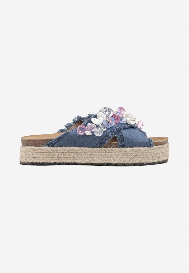 Renee - Niebieskie Klapki na Platformie w Stylu Boho z Aplikacjami i Plecionką Rissona. Okazja: na co dzień. Nosek buta: otwarty. Kolor: niebieski. Materiał: jeans. Wzór: aplikacja. Sezon: lato. Obcas: na platformie. Styl: boho