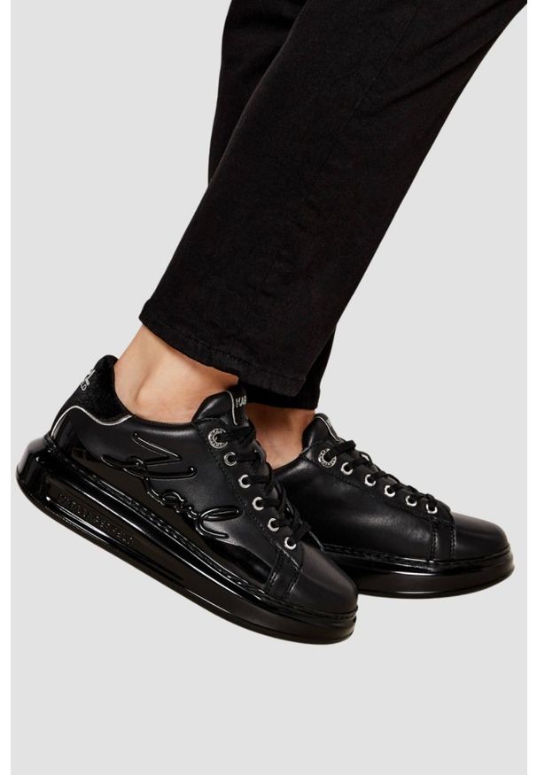 Karl Lagerfeld - KARL LAGERFELD Czarne damskie sneakersy KAPRI Karl Signia, Rozmiar 38. Kolor: czarny. Wzór: napisy