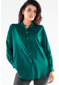 Awama - Koszula na Stójce z Przedłużonym Tyłem - Zielona. Typ kołnierza: kołnierzyk stójkowy. Kolor: zielony. Materiał: wiskoza, elastan