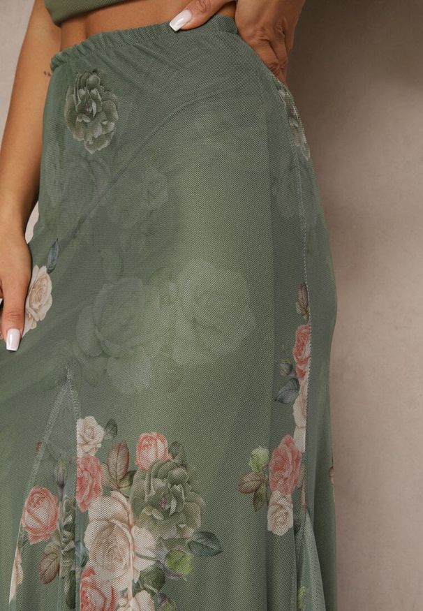 Renee - Ciemnozielona Spódnica w Kwiatowy Wzór o Rozkloszowanym Kroju Efrirene. Okazja: na co dzień. Kolor: zielony. Wzór: kwiaty. Styl: elegancki, casual
