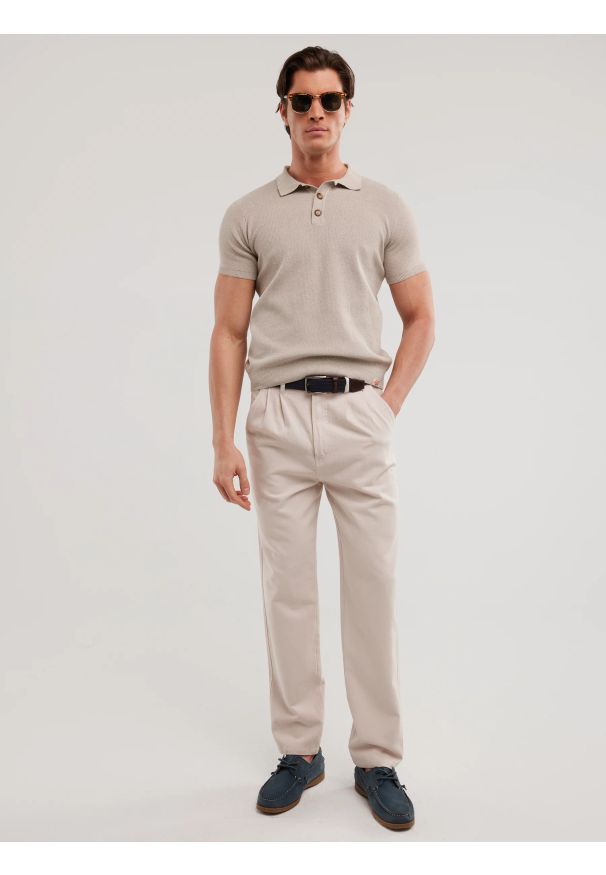 Big-Star - Sweter męski polo z krótkim rękawem beżowy Polonezzo 801. Typ kołnierza: polo. Kolor: beżowy. Materiał: bawełna, dzianina, materiał, jeans. Długość rękawa: krótki rękaw. Długość: krótkie. Wzór: melanż. Styl: retro, klasyczny, elegancki
