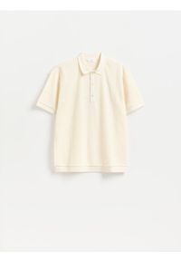 Reserved - Strukturalne polo comfort fit - złamana biel. Typ kołnierza: polo. Materiał: wiskoza, dzianina #1