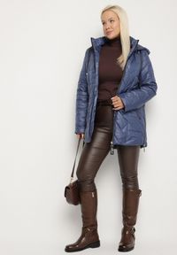 Born2be - Niebieska Pikowana Kurtka Ozdobiona Pikowaniem z Odpinanym Kapturem Falerosa. Okazja: na co dzień, na spacer. Kolekcja: plus size. Kolor: niebieski. Materiał: jeans. Wzór: aplikacja. Styl: casual #4