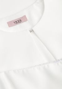 Born2be - Biała Dopasowana Elegancka Sukienka VICES z Pelerynką Celareca. Kolor: biały. Materiał: poliester. Długość rękawa: na ramiączkach. Styl: elegancki #8