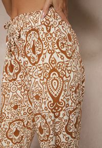 Renee - Brązowe Wiskozowe Spodnie High Waist Zdobione Ornamentalnym Printem Jenavitha. Stan: podwyższony. Kolor: brązowy. Materiał: wiskoza. Wzór: aplikacja, nadruk. Sezon: lato, wiosna. Styl: klasyczny, elegancki #3