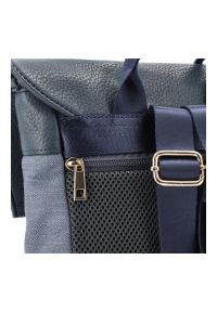 Plecak damski Rieker, połączenia materiału i skóry ekologicznej o nowoczesnej formie z klapą regulowanymi szelkami i praktycznymi kieszeniami zapinan. Kolor: niebieski. Materiał: materiał, skóra ekologiczna. Styl: casual, elegancki #3