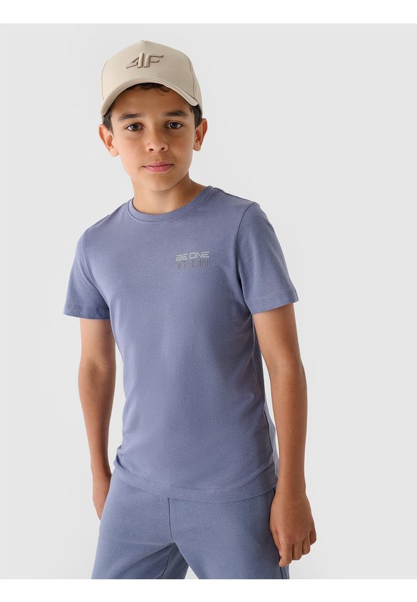 4f - 4F T-shirt z nadrukiem chłopięcy - niebieski 158 (12-13 lat). Okazja: na co dzień. Kolor: niebieski. Materiał: bawełna, jersey, dzianina. Długość rękawa: krótki rękaw. Długość: krótkie. Wzór: nadruk. Sezon: lato. Styl: sportowy, klasyczny, casual
