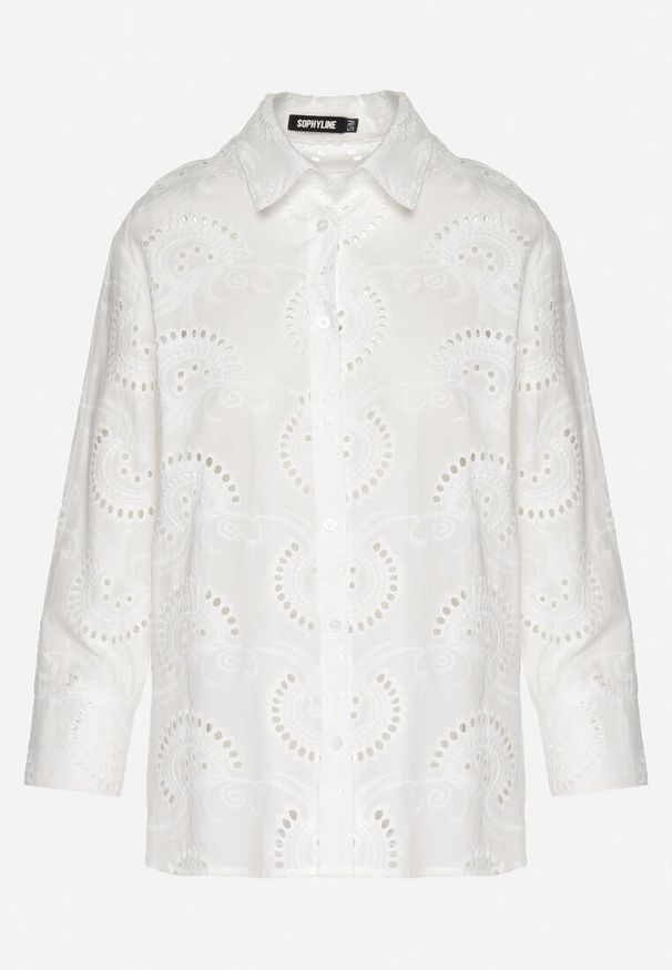 Born2be - Biała Bawełniana Koszula w Ażurowy Wzór Selvania. Typ kołnierza: kołnierzyk klasyczny. Kolor: biały. Materiał: bawełna. Długość rękawa: długi rękaw. Długość: długie. Wzór: ażurowy. Sezon: wiosna, lato. Styl: klasyczny, elegancki