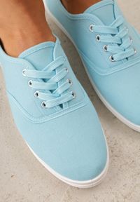 Renee - Niebieskie Klasyczne Sznurowane Tenisówki na Płaskiej Podeszwie Efona. Okazja: na co dzień. Wysokość cholewki: przed kostkę. Zapięcie: sznurówki. Kolor: niebieski. Materiał: jeans. Wzór: kropki. Obcas: na płaskiej podeszwie. Styl: klasyczny #9