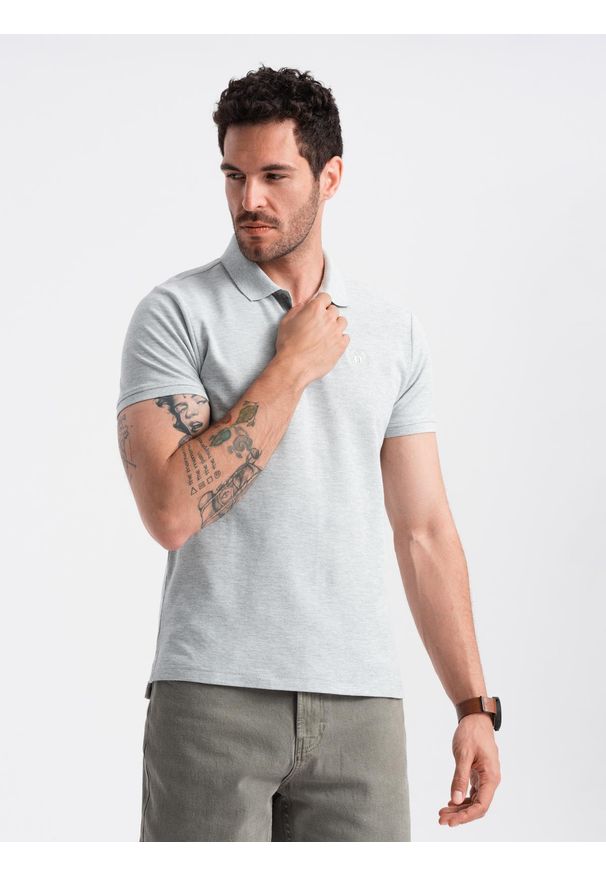 Ombre Clothing - Męska koszulka polo jednokolorowa BASIC z dzianiny pique - szara V20 - Rozmiar: 4XL. Okazja: na co dzień. Typ kołnierza: polo. Kolor: szary. Materiał: dzianina. Wzór: jednolity, haft, aplikacja. Styl: sportowy, wizytowy, casual
