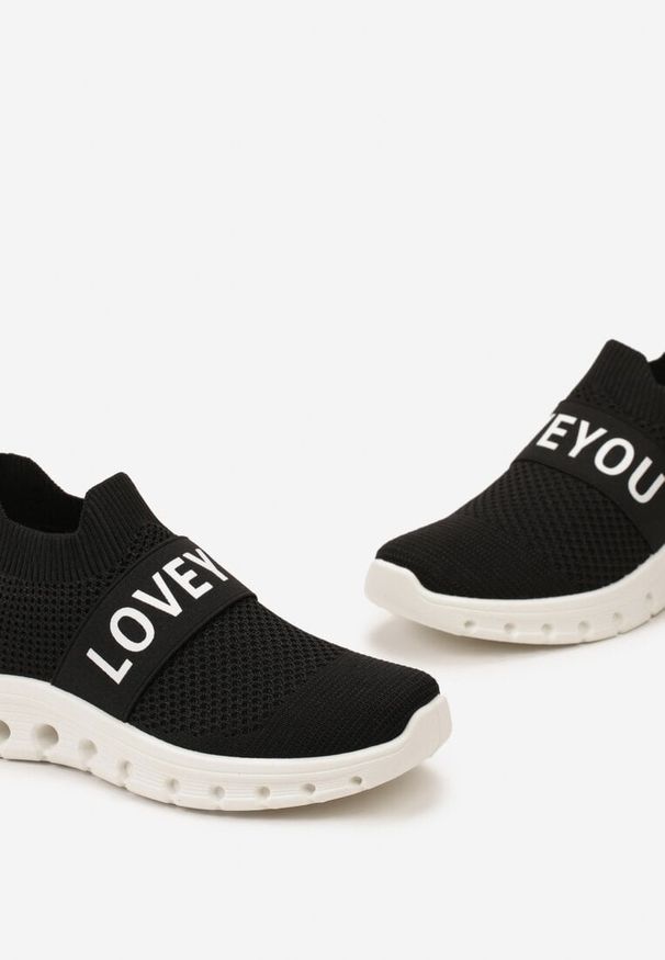 Born2be - Czarne Buty Sportowe ze Skarpetkową Cholewką i Napisem Thirllas. Zapięcie: pasek. Kolor: czarny. Szerokość cholewki: normalna. Wzór: napisy. Obcas: na płaskiej podeszwie