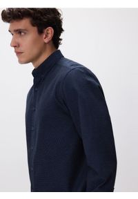 Reserved - Bawełniana koszula regular fit - granatowy. Kolor: niebieski. Materiał: bawełna #1