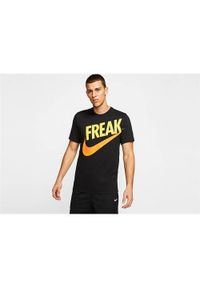 Koszulka sportowa męska Nike Giannis freak. Kolor: czarny. Materiał: poliester, bawełna. Długość rękawa: krótki rękaw. Długość: krótkie. Sport: fitness